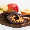 Sušená jablka macerovaná ve skořici v mléčné čokoládě – květinový vzor (130 g)
