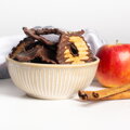 Sušená jablka macerovaná ve skořici v mléčné čokoládě – květinový vzor (130 g)