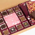 Darčekový box praliniek s tabuľkou čokolády a gianduja blokom - kvetinový vzor (210g)
