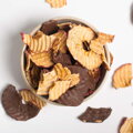 SK Sušená jablka macerovaná se skořicí v mléčné čokoládě i bez čokolády (180 g)